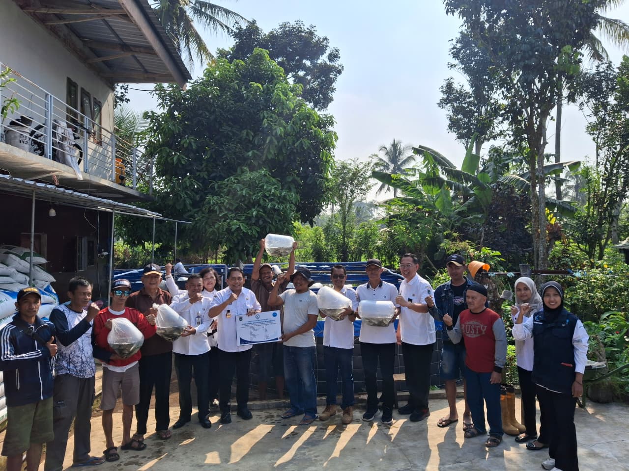 Dukung Ketahanan Pangan Nasional, Dinas Perikanan Kabupaten Malang Serahkan Bantuan Bibit Nila dan Pakan 3,5 Ton di Desa Parangargo